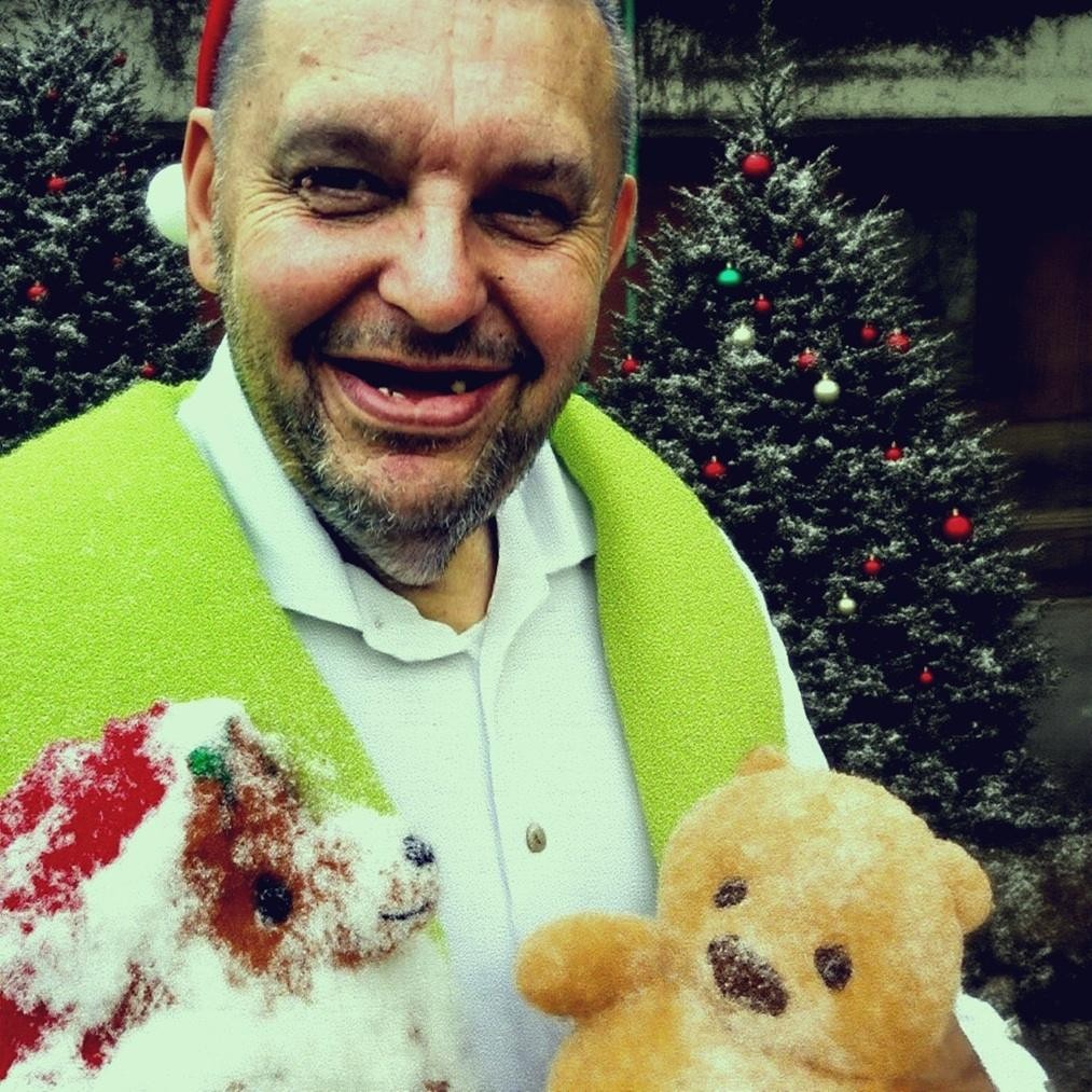Portret Krzysztofa Kononowicza w jego białostockim domu przy Szkolnej 17, ukazujący jego charakterystyczną mimikę i otoczenie.