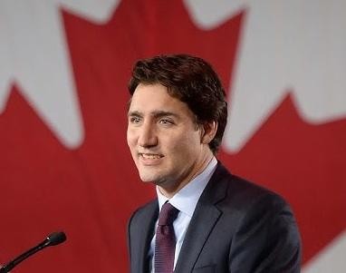 Justin Trudeau w interakcji z ludźmi, ukazujący swoją przystępność i charyzmę.