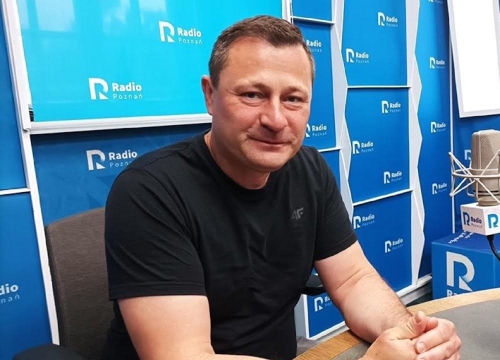 Krzysztof Paszyk podczas wystąpienia publicznego, symbolizującego jego aktywną karierę polityczną.
