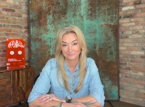 Martyna Wojciechowska w stroju ekspedycyjnym, symbolizującym jej podróże i osiągnięcia zawodowe.