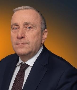 Grzegorz Schetyna przemawiający na wiecu politycznym, z gestykulacją podkreślającą jego zaangażowanie i przywództwo.