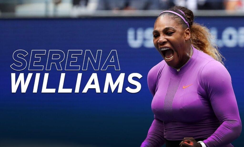 Serena Williams w trakcie potężnego serwisu, ukazująca siłę i precyzję ruchu, z widocznym napięciem mięśni i dynamiką uderzenia.