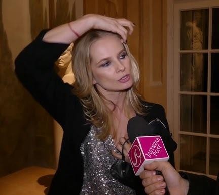 Magdalena Cielecka na planie filmowym, w stroju nawiązującym do jednej z jej ról, z elementami sprzętu filmowego w tle, symbolizująca jej zaangażowanie w pracę aktorską.
