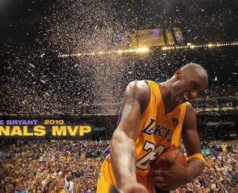 Kobe Bryant celebrujący zwycięstwo w mistrzostwach NBA, trzymający trofeum, otoczony konfetti i wiwatującymi fanami.