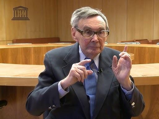 Marian Turski podczas publicznego wystąpienia lub konferencji, prezentujący swoją pasję i zaangażowanie.
