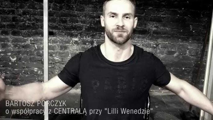 Alt: Bartosz Porczyk w scenie teatralnej, ukazujący intensywną grę aktorską na tle scenografii.