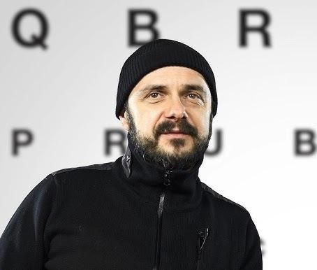 Grafika przedstawiająca wszechstronną karierę Arkadiusza Jakubika poprzez elementy takie jak klaps filmowy, maska teatralna, mikrofon i krzesło reżyserskie.