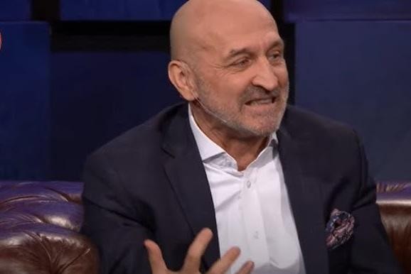 Dokumenty sądowe leżące na stole, symbolizujące sprawy prawne.
