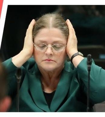 Krystyna Pawłowicz podczas publicznego wystąpienia, ukazująca jej ekspresyjny styl.