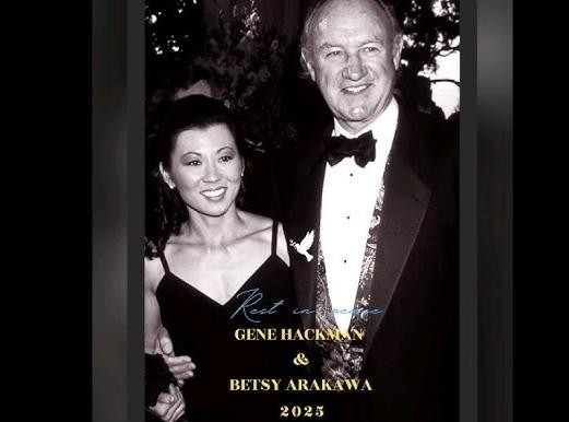 Gene Hackman i Betsy Arakawa wspólnie oglądający film w swoim domu w Santa Fe, uśmiechnięci i zrelaksowani.