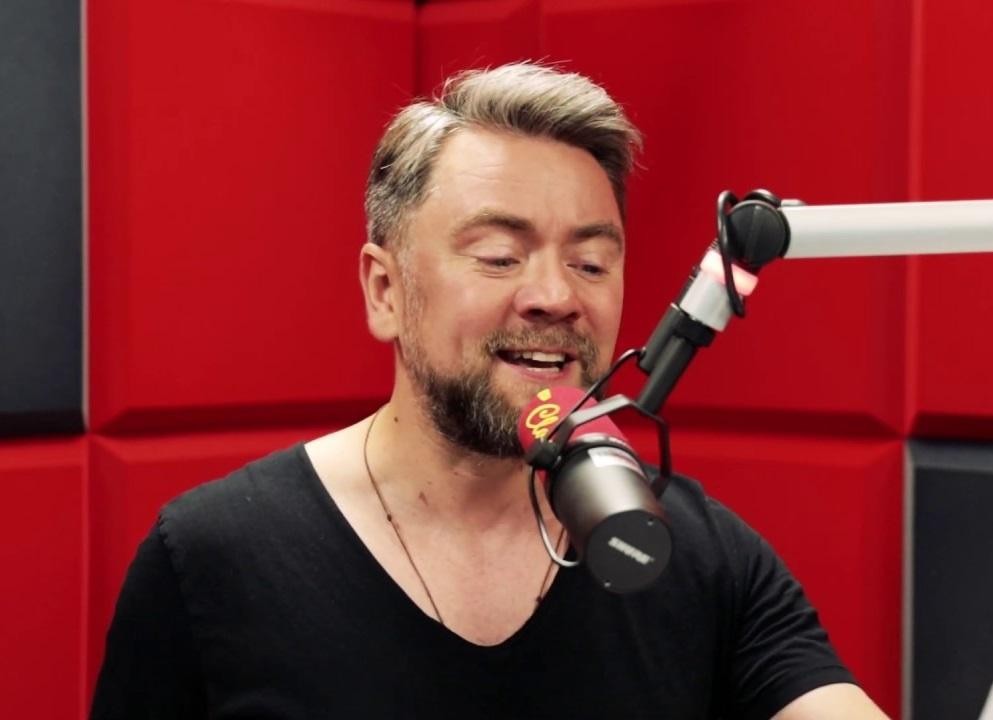 Kuba Badach w studio nagraniowym, zamyślony, w trakcie pracy nad nowym projektem.