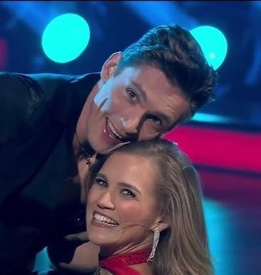 Agnieszka Kaczorowska w trakcie występu na zawodach tanecznych, prezentująca swoje umiejętności w tańcu latynoamerykańskim.
