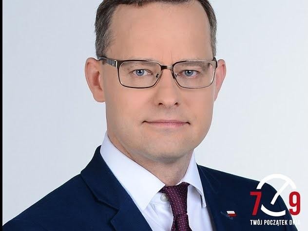 Marcin Romanowski w obliczu wyzwań prawnych, symbolizujących sprawę Funduszu Sprawiedliwości.