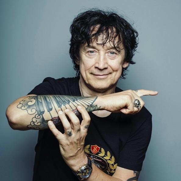 Jan Borysewicz na scenie, grający na gitarze podczas koncertu Lady Pank.