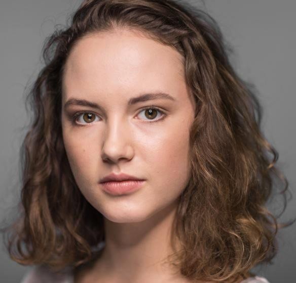 Martyna Byczkowska w ekspresyjnej roli, ukazująca jej talent aktorski i zdolność do przekazywania emocji.