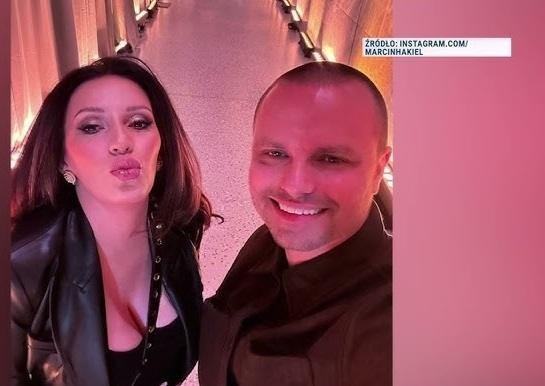 Marcin Hakiel, zbliżenie na twarz, uśmiechnięty, z rozmytym tłem.