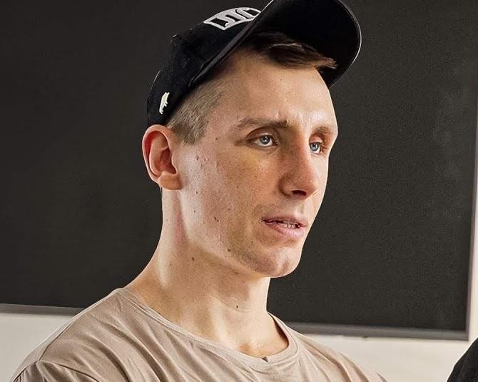 Owca WK Michał Owczarzak prezentujący swoją muskulaturę, z bliska.