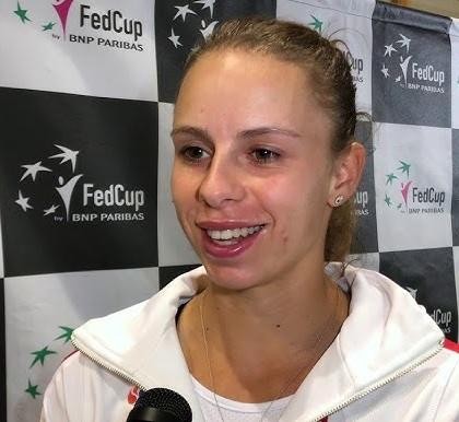Magda Linette uderza forhend na korcie podczas turnieju WTA.