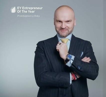 Rafał Brzoska w otoczeniu młodych ludzi, symbolizujący wspieranie młodych talentów i działalność fundacji Rafał Brzoska Foundation.