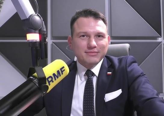 Sławomir Mentzen podczas wystąpienia publicznego, uosabiający dynamizm i zaangażowanie w swojej karierze politycznej.