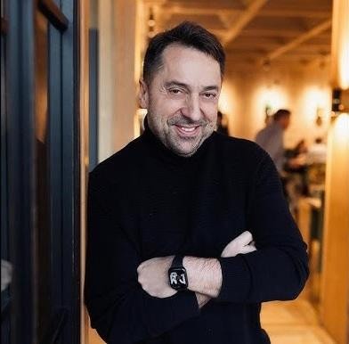 Marcin Miller, lider zespołu Boys, w pełnej akcji na scenie, śpiewający do mikrofonu i wchodzący w interakcję z publicznością podczas koncertu.