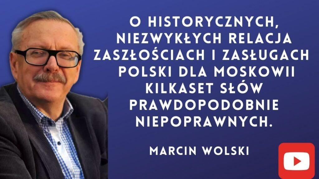 Ilustracja przedstawiająca Marcina Wolskiego otoczonego elementami symbolizującymi jego karierę: mikrofonem, książkami, globusem i humorystycznymi karykaturami.