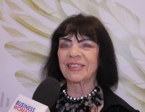 Sława Przybylska na scenie, śpiewająca, występ na żywo, ikona polskiej piosenki, emocje.