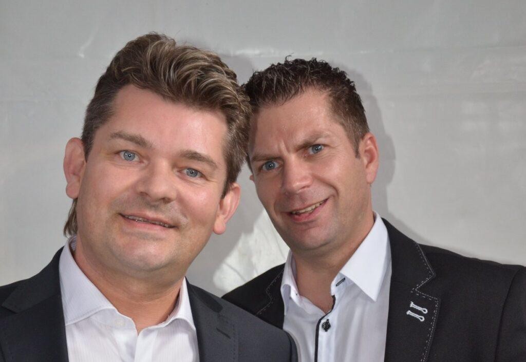 Ryszard Warot, klawiszowiec zespołu Akcent, grający na scenie podczas koncertu disco polo, oświetlony dynamicznymi światłami.