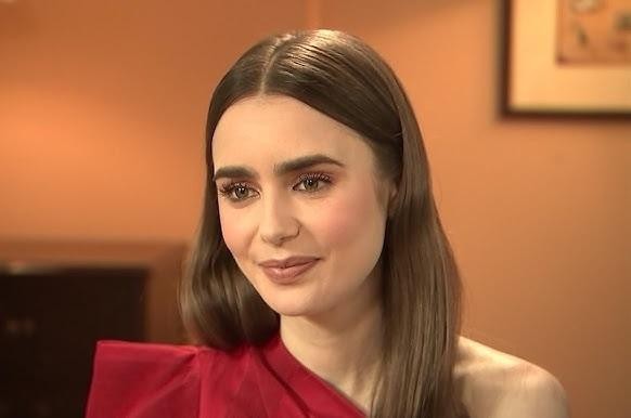 Lily Collins na planie filmowym lub wydarzeniu, ukazująca jej zaangażowanie w pracę aktorską i modowy styl.