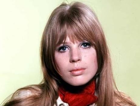 Marianne Faithfull na scenie podczas występu, z mikrofonem, w stylu