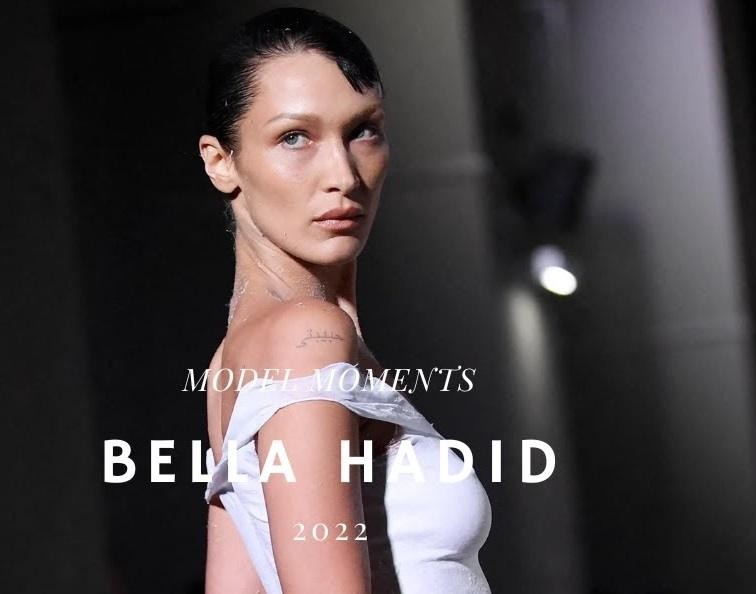 Bella Hadid na wybiegu podczas pokazu mody, prezentująca designerskie ubranie.