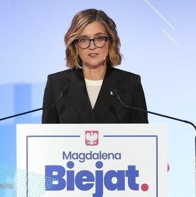 Magdalena Biejat w prywatnej chwili z dziećmi, uśmiechnięta, w tle domowe otoczenie.
